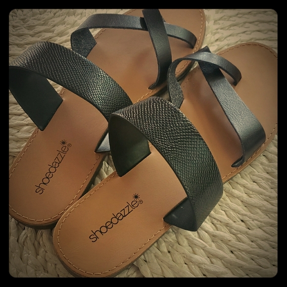 Black ShoeDazzle Toestrap Sandals 9.5 - Picture 1 of 3